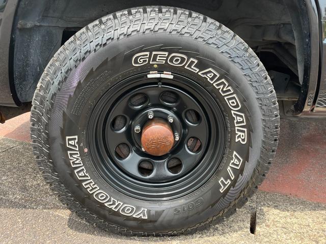 シボレータホ 　４ＷＤ　シャイアングリルフェイス　ブラックロック１６インチホイール　ホワイトレター　レザーシート　セカンドベンチ　社外ナビ　パワーステアリング　ＫＩＣＫＥＲウーファー　キーレス（20枚目）