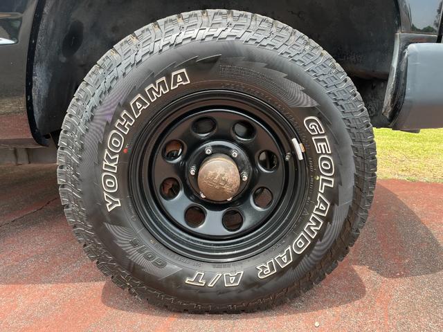 シボレータホ 　４ＷＤ　シャイアングリルフェイス　ブラックロック１６インチホイール　ホワイトレター　レザーシート　セカンドベンチ　社外ナビ　パワーステアリング　ＫＩＣＫＥＲウーファー　キーレス（21枚目）