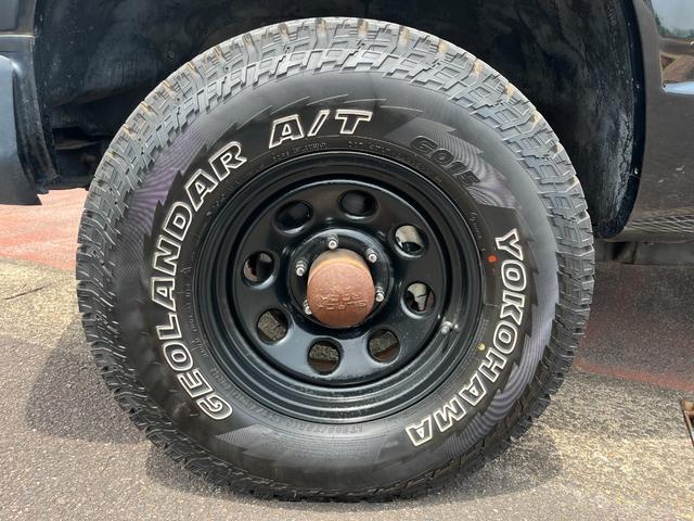 シボレータホ 　４ＷＤ　シャイアングリルフェイス　ブラックロック１６インチホイール　ホワイトレター　レザーシート　セカンドベンチ　社外ナビ　パワーステアリング　ＫＩＣＫＥＲウーファー　キーレス（22枚目）