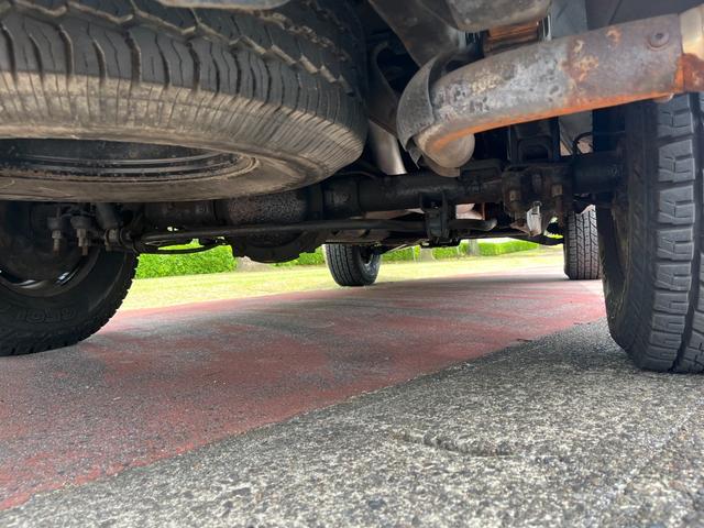 シボレータホ 　４ＷＤ　シャイアングリルフェイス　ブラックロック１６インチホイール　ホワイトレター　レザーシート　セカンドベンチ　社外ナビ　パワーステアリング　ＫＩＣＫＥＲウーファー　キーレス（25枚目）