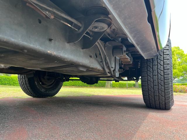 シボレータホ 　４ＷＤ　シャイアングリルフェイス　ブラックロック１６インチホイール　ホワイトレター　レザーシート　セカンドベンチ　社外ナビ　パワーステアリング　ＫＩＣＫＥＲウーファー　キーレス（26枚目）