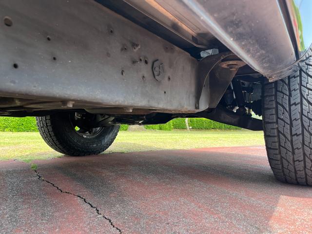 シボレータホ 　４ＷＤ　シャイアングリルフェイス　ブラックロック１６インチホイール　ホワイトレター　レザーシート　セカンドベンチ　社外ナビ　パワーステアリング　ＫＩＣＫＥＲウーファー　キーレス（27枚目）