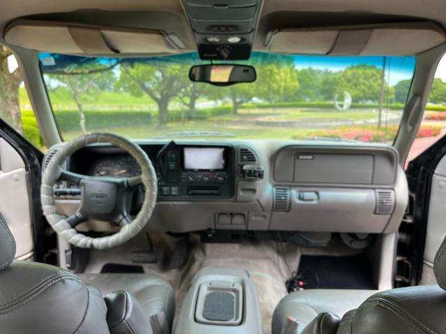 シボレータホ 　４ＷＤ　シャイアングリルフェイス　ブラックロック１６インチホイール　ホワイトレター　レザーシート　セカンドベンチ　社外ナビ　パワーステアリング　ＫＩＣＫＥＲウーファー　キーレス（29枚目）