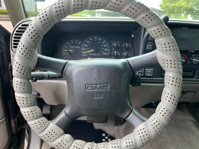 シボレータホ 　４ＷＤ　シャイアングリルフェイス　ブラックロック１６インチホイール　ホワイトレター　レザーシート　セカンドベンチ　社外ナビ　パワーステアリング　ＫＩＣＫＥＲウーファー　キーレス（30枚目）