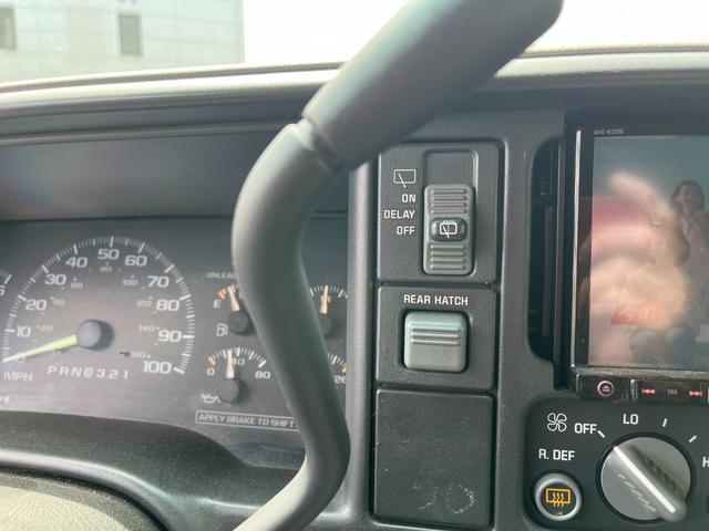 シボレータホ 　４ＷＤ　シャイアングリルフェイス　ブラックロック１６インチホイール　ホワイトレター　レザーシート　セカンドベンチ　社外ナビ　パワーステアリング　ＫＩＣＫＥＲウーファー　キーレス（31枚目）