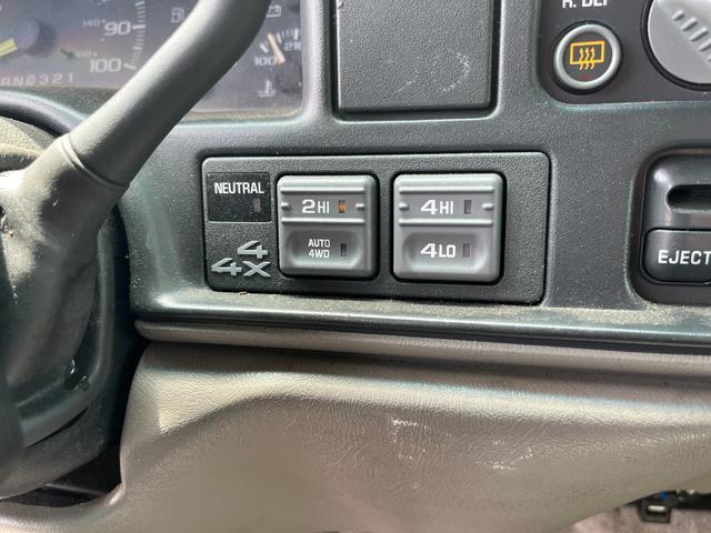 シボレータホ 　４ＷＤ　シャイアングリルフェイス　ブラックロック１６インチホイール　ホワイトレター　レザーシート　セカンドベンチ　社外ナビ　パワーステアリング　ＫＩＣＫＥＲウーファー　キーレス（32枚目）