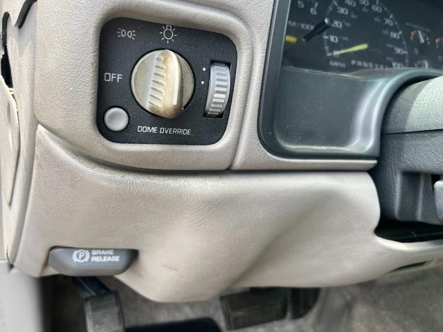 シボレータホ 　４ＷＤ　シャイアングリルフェイス　ブラックロック１６インチホイール　ホワイトレター　レザーシート　セカンドベンチ　社外ナビ　パワーステアリング　ＫＩＣＫＥＲウーファー　キーレス（33枚目）