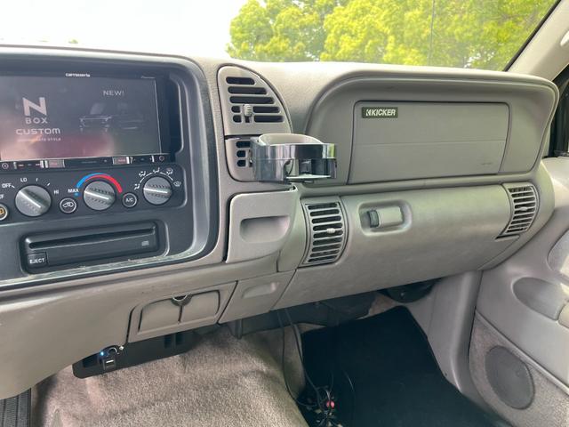 シボレータホ 　４ＷＤ　シャイアングリルフェイス　ブラックロック１６インチホイール　ホワイトレター　レザーシート　セカンドベンチ　社外ナビ　パワーステアリング　ＫＩＣＫＥＲウーファー　キーレス（37枚目）