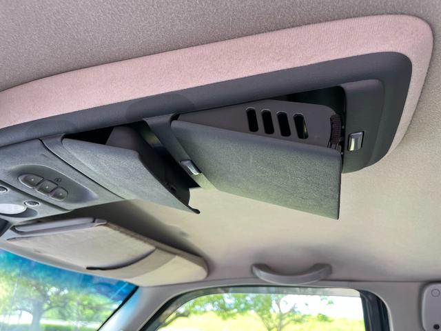 シボレータホ 　４ＷＤ　シャイアングリルフェイス　ブラックロック１６インチホイール　ホワイトレター　レザーシート　セカンドベンチ　社外ナビ　パワーステアリング　ＫＩＣＫＥＲウーファー　キーレス（38枚目）