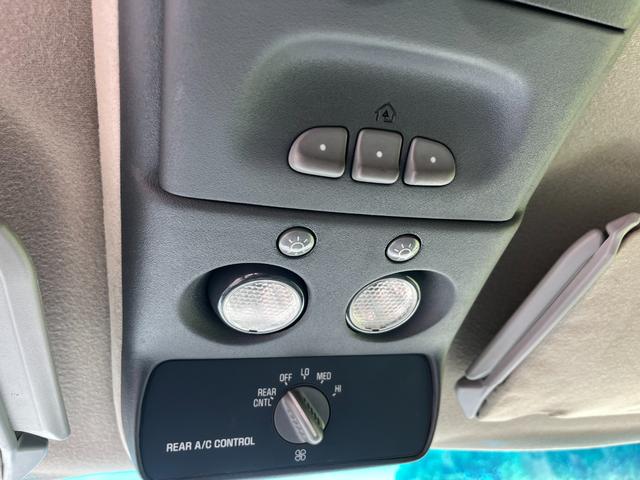 シボレータホ 　４ＷＤ　シャイアングリルフェイス　ブラックロック１６インチホイール　ホワイトレター　レザーシート　セカンドベンチ　社外ナビ　パワーステアリング　ＫＩＣＫＥＲウーファー　キーレス（39枚目）