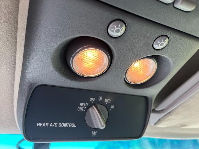 シボレータホ 　４ＷＤ　シャイアングリルフェイス　ブラックロック１６インチホイール　ホワイトレター　レザーシート　セカンドベンチ　社外ナビ　パワーステアリング　ＫＩＣＫＥＲウーファー　キーレス（40枚目）