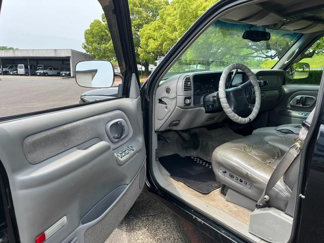 シボレータホ 　４ＷＤ　シャイアングリルフェイス　ブラックロック１６インチホイール　ホワイトレター　レザーシート　セカンドベンチ　社外ナビ　パワーステアリング　ＫＩＣＫＥＲウーファー　キーレス（47枚目）