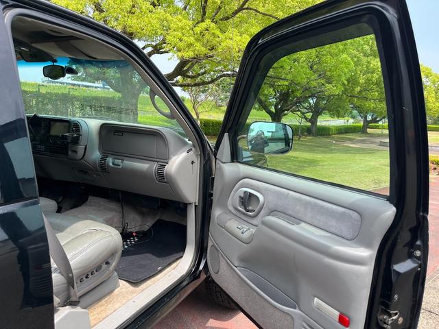 シボレータホ 　４ＷＤ　シャイアングリルフェイス　ブラックロック１６インチホイール　ホワイトレター　レザーシート　セカンドベンチ　社外ナビ　パワーステアリング　ＫＩＣＫＥＲウーファー　キーレス（49枚目）