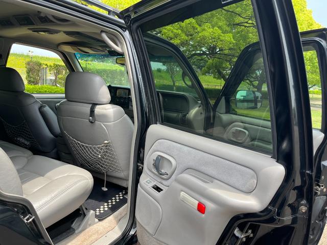 シボレータホ 　４ＷＤ　シャイアングリルフェイス　ブラックロック１６インチホイール　ホワイトレター　レザーシート　セカンドベンチ　社外ナビ　パワーステアリング　ＫＩＣＫＥＲウーファー　キーレス（50枚目）