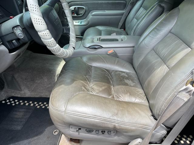 シボレータホ 　４ＷＤ　シャイアングリルフェイス　ブラックロック１６インチホイール　ホワイトレター　レザーシート　セカンドベンチ　社外ナビ　パワーステアリング　ＫＩＣＫＥＲウーファー　キーレス（51枚目）