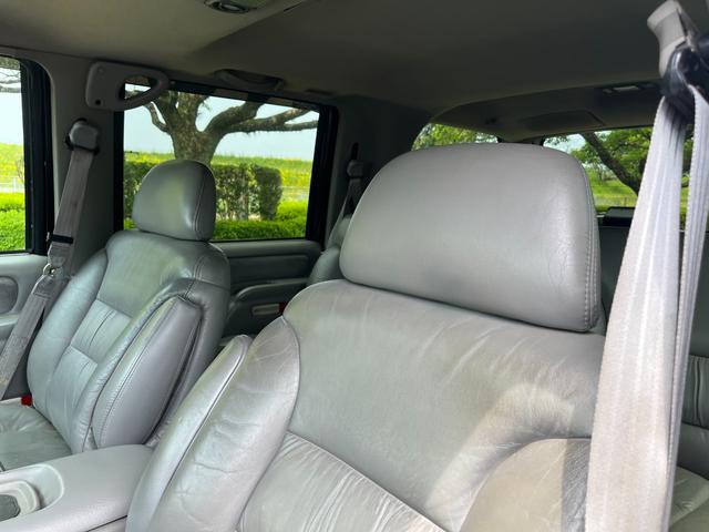 シボレータホ 　４ＷＤ　シャイアングリルフェイス　ブラックロック１６インチホイール　ホワイトレター　レザーシート　セカンドベンチ　社外ナビ　パワーステアリング　ＫＩＣＫＥＲウーファー　キーレス（52枚目）