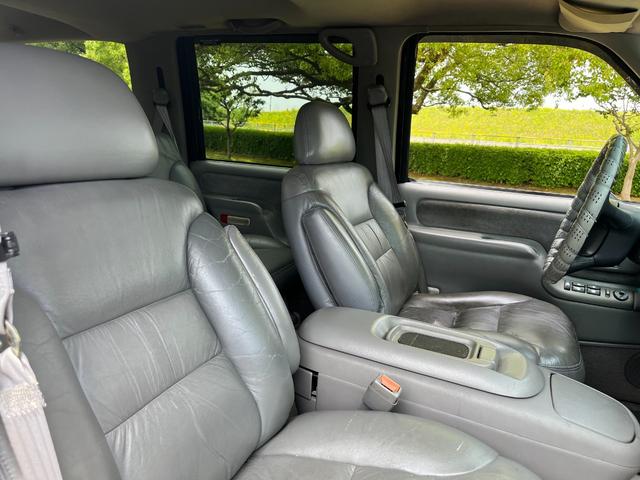 シボレータホ 　４ＷＤ　シャイアングリルフェイス　ブラックロック１６インチホイール　ホワイトレター　レザーシート　セカンドベンチ　社外ナビ　パワーステアリング　ＫＩＣＫＥＲウーファー　キーレス（53枚目）