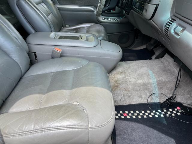 シボレータホ 　４ＷＤ　シャイアングリルフェイス　ブラックロック１６インチホイール　ホワイトレター　レザーシート　セカンドベンチ　社外ナビ　パワーステアリング　ＫＩＣＫＥＲウーファー　キーレス（54枚目）