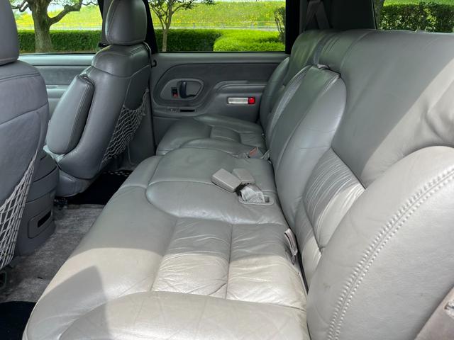 シボレータホ 　４ＷＤ　シャイアングリルフェイス　ブラックロック１６インチホイール　ホワイトレター　レザーシート　セカンドベンチ　社外ナビ　パワーステアリング　ＫＩＣＫＥＲウーファー　キーレス（56枚目）