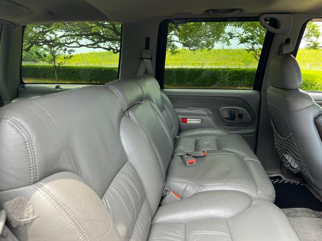 シボレータホ 　４ＷＤ　シャイアングリルフェイス　ブラックロック１６インチホイール　ホワイトレター　レザーシート　セカンドベンチ　社外ナビ　パワーステアリング　ＫＩＣＫＥＲウーファー　キーレス（57枚目）