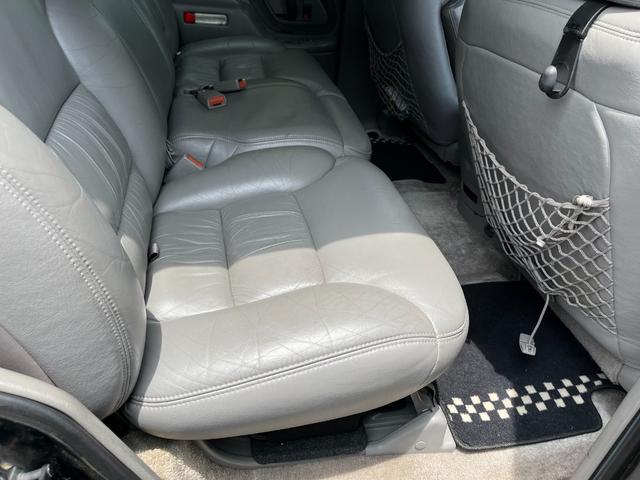 シボレータホ 　４ＷＤ　シャイアングリルフェイス　ブラックロック１６インチホイール　ホワイトレター　レザーシート　セカンドベンチ　社外ナビ　パワーステアリング　ＫＩＣＫＥＲウーファー　キーレス（58枚目）