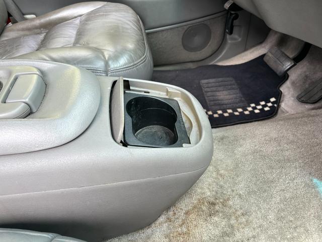 シボレータホ 　４ＷＤ　シャイアングリルフェイス　ブラックロック１６インチホイール　ホワイトレター　レザーシート　セカンドベンチ　社外ナビ　パワーステアリング　ＫＩＣＫＥＲウーファー　キーレス（59枚目）