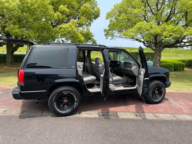 シボレータホ 　４ＷＤ　シャイアングリルフェイス　ブラックロック１６インチホイール　ホワイトレター　レザーシート　セカンドベンチ　社外ナビ　パワーステアリング　ＫＩＣＫＥＲウーファー　キーレス（61枚目）