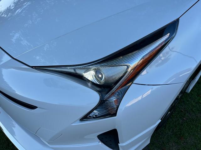 プリウス Ｓ　Ｓ　フルエアロ　純正１７ＡＷハイグロス塗装　バックカメラ　クルコン　オートハイビーム　衝突軽減ブレーキ　オートライト　ＥＴＣ　地デジ　Ｂｌｕｅｔｏｏｔｈ　ステアリングスイッチ　ＬＥＤヘッドライト（5枚目）