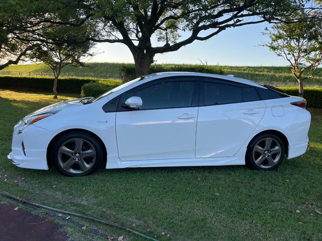 プリウス Ｓ　Ｓ　フルエアロ　純正１７ＡＷハイグロス塗装　バックカメラ　クルコン　オートハイビーム　衝突軽減ブレーキ　オートライト　ＥＴＣ　地デジ　Ｂｌｕｅｔｏｏｔｈ　ステアリングスイッチ　ＬＥＤヘッドライト（8枚目）