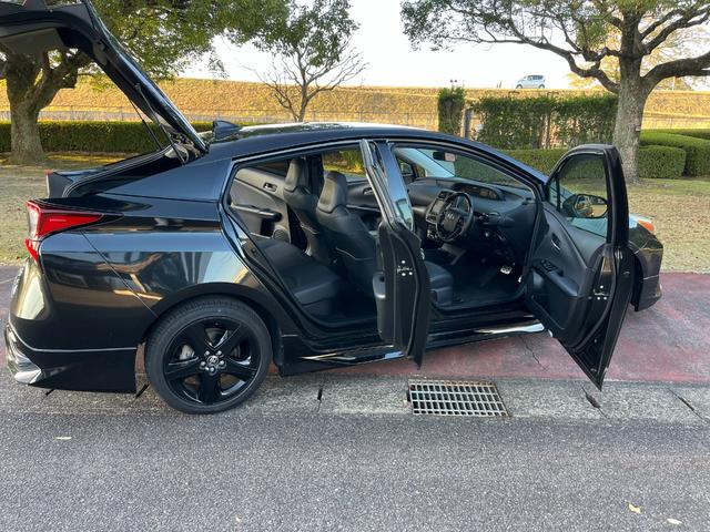 プリウス Ｓツーリングセレクション・ブラックエディション　モデリスタフルエアロ　デイライト　９インチナビ　Ｂｌｕｅｔｏｏｔｈ　ＨＤＭＩ接続　フルセグＴＶ　パノラミックビューモニター　トヨタセフティセンス　オートハイビーム　シートヒーター　ドラレコ　ＥＴＣ（18枚目）