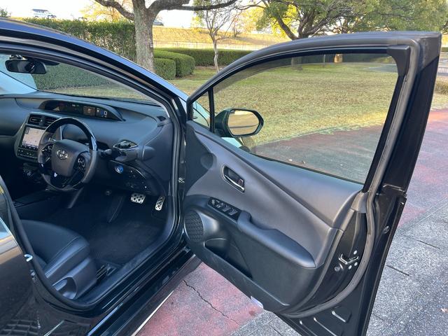 プリウス Ｓツーリングセレクション・ブラックエディション　モデリスタフルエアロ　デイライト　９インチナビ　Ｂｌｕｅｔｏｏｔｈ　ＨＤＭＩ接続　フルセグＴＶ　パノラミックビューモニター　トヨタセフティセンス　オートハイビーム　シートヒーター　ドラレコ　ＥＴＣ（19枚目）