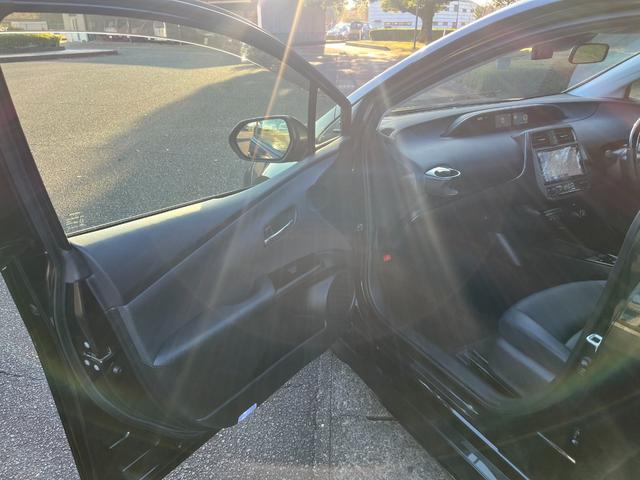 プリウス Ｓツーリングセレクション・ブラックエディション　モデリスタフルエアロ　デイライト　９インチナビ　Ｂｌｕｅｔｏｏｔｈ　ＨＤＭＩ接続　フルセグＴＶ　パノラミックビューモニター　トヨタセフティセンス　オートハイビーム　シートヒーター　ドラレコ　ＥＴＣ（20枚目）