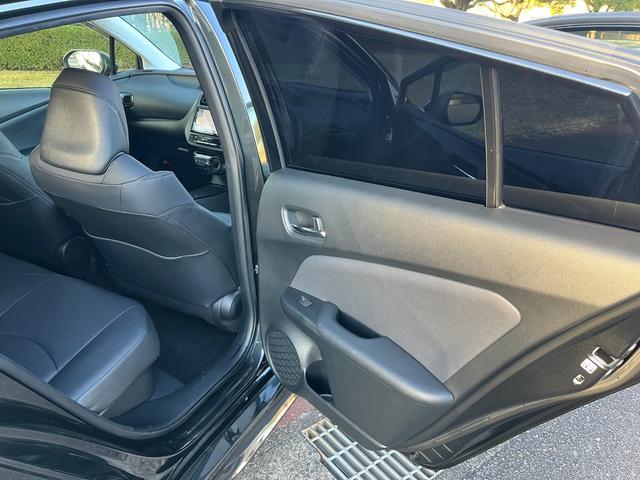 プリウス Ｓツーリングセレクション・ブラックエディション　モデリスタフルエアロ　デイライト　９インチナビ　Ｂｌｕｅｔｏｏｔｈ　ＨＤＭＩ接続　フルセグＴＶ　パノラミックビューモニター　トヨタセフティセンス　オートハイビーム　シートヒーター　ドラレコ　ＥＴＣ（21枚目）