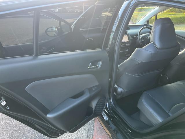 プリウス Ｓツーリングセレクション・ブラックエディション　モデリスタフルエアロ　デイライト　９インチナビ　Ｂｌｕｅｔｏｏｔｈ　ＨＤＭＩ接続　フルセグＴＶ　パノラミックビューモニター　トヨタセフティセンス　オートハイビーム　シートヒーター　ドラレコ　ＥＴＣ（22枚目）