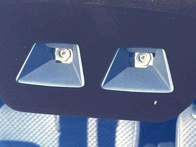 【スマートアシスト】走行中に前方の車両等を認識し、衝突しそうな時は警報とブレーキで衝突回避と被害軽減をアシスト。より安全にドライブをお楽しみいただけます。