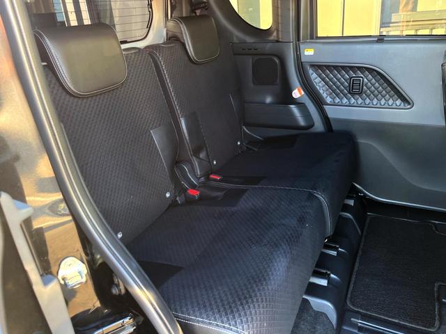 【ハーフレザーシート】高級感と座り心地を両立した人気のシート♪背面・座面のファブリック素材は、通気性の良さや滑りにくさに優れています。気温や服装に左右されず快適にお乗りいただけます。