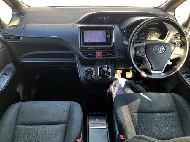 ヴォクシー ハイブリッドＶ　両側電動ドア　純正ＳＤナビ　後席モニター　バックカメラ　衝突被害軽減システム　ドラレコ　スマートキー　ＬＥＤヘッド　ビルトインＥＴＣ　クルコン　オートライト　オートエアコン　純正１５インチアルミ（2枚目）