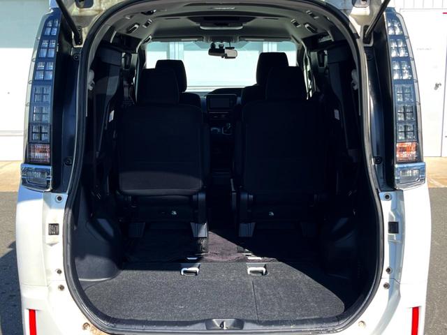 ヴォクシー ハイブリッドＶ　両側電動ドア　純正ＳＤナビ　後席モニター　バックカメラ　衝突被害軽減システム　ドラレコ　スマートキー　ＬＥＤヘッド　ビルトインＥＴＣ　クルコン　オートライト　オートエアコン　純正１５インチアルミ（11枚目）
