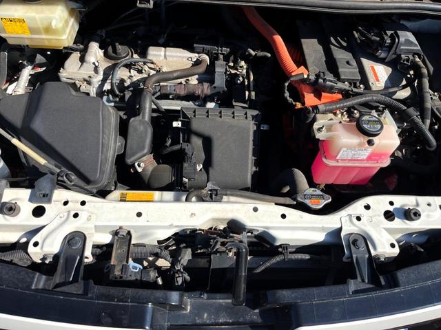 ヴォクシー ハイブリッドＶ　両側電動ドア　純正ＳＤナビ　後席モニター　バックカメラ　衝突被害軽減システム　ドラレコ　スマートキー　ＬＥＤヘッド　ビルトインＥＴＣ　クルコン　オートライト　オートエアコン　純正１５インチアルミ（18枚目）