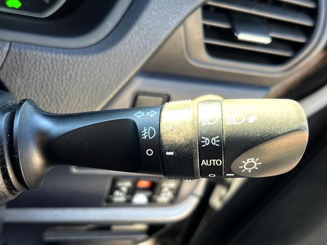 ヴォクシー ハイブリッドＶ　両側電動ドア　純正ＳＤナビ　後席モニター　バックカメラ　衝突被害軽減システム　ドラレコ　スマートキー　ＬＥＤヘッド　ビルトインＥＴＣ　クルコン　オートライト　オートエアコン　純正１５インチアルミ（51枚目）