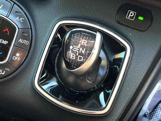 ヴォクシー ハイブリッドＶ　両側電動ドア　純正ＳＤナビ　後席モニター　バックカメラ　衝突被害軽減システム　ドラレコ　スマートキー　ＬＥＤヘッド　ビルトインＥＴＣ　クルコン　オートライト　オートエアコン　純正１５インチアルミ（53枚目）