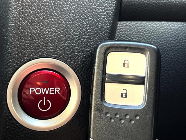 フィットハイブリッド Ｆパッケージ　純正ナビ　バックカメラ　スマートキー　ＥＴＣ　オートライト　オートエアコン　Ｂｌｕｅｔｏｏｔｈ　ＣＤ　ＤＶＤ再生（5枚目）