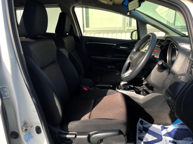 フィットハイブリッド Ｆパッケージ　純正ナビ　バックカメラ　スマートキー　ＥＴＣ　オートライト　オートエアコン　Ｂｌｕｅｔｏｏｔｈ　ＣＤ　ＤＶＤ再生（8枚目）