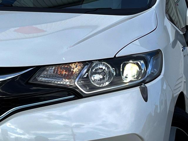 フィットハイブリッド Ｆパッケージ　純正ナビ　バックカメラ　スマートキー　ＥＴＣ　オートライト　オートエアコン　Ｂｌｕｅｔｏｏｔｈ　ＣＤ　ＤＶＤ再生（12枚目）