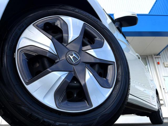 フィットハイブリッド Ｆパッケージ　純正ナビ　バックカメラ　スマートキー　ＥＴＣ　オートライト　オートエアコン　Ｂｌｕｅｔｏｏｔｈ　ＣＤ　ＤＶＤ再生（13枚目）