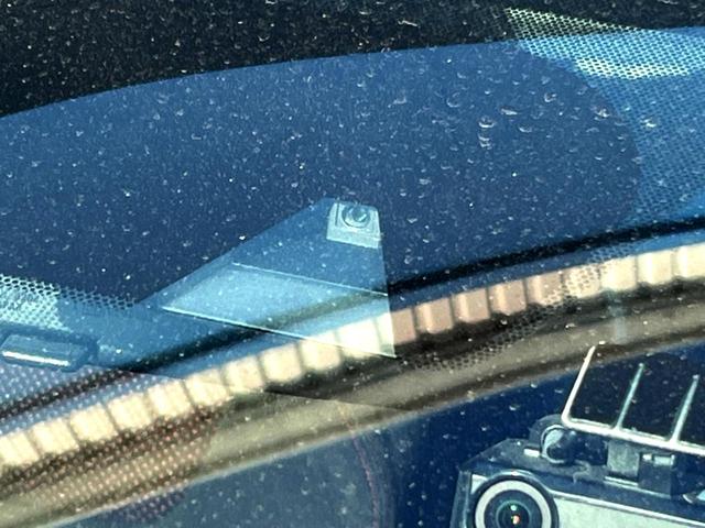 【インテリジェントエマージェンシーブレーキ】フロントカメラで前方の車両や歩行者を検知。衝突しそうな時は衝突被害軽減ブレーキが作動、衝突回避をサポート。より安全にドライブをお楽しみいただけます。