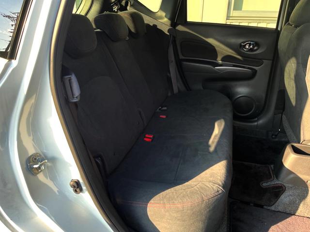 後部座席も気になるようなキズ・汚れやへたり等、大きなダメージはなく、良好な状態です。