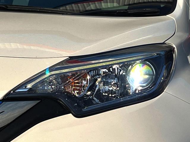 【ＬＥＤヘッドライト】悪天候や夜間走行時も良好な視界を確保し安心して運転できる高輝度ＬＥＤヘッドライトを装備！点灯速度が早く、消費電力も抑えられています。