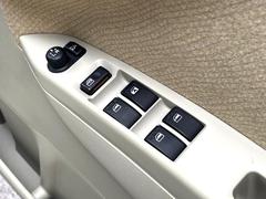 【電動格納ミラー】サイドミラーは電動格納式となっており、狭い駐車場でもキズがつくリスクを抑えられます。 6