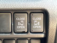 【両側パワースライドドア】スマートキーや運転席のスイッチで後席両側スライドドアの開閉が可能♪電動だから力を入れてドアを開ける必要が無く、小さなお子様でも簡単に開け閉めでき快適です♪ 2